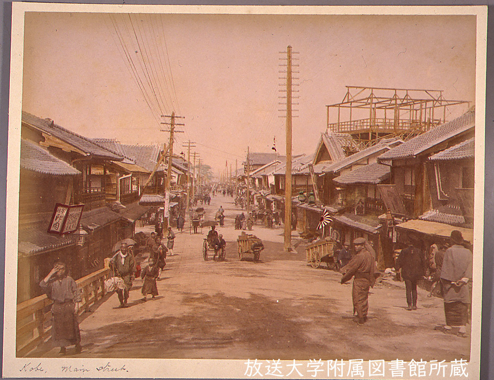 近代まで活躍した大八車と人力車。明治30年代の神戸多聞通の写真